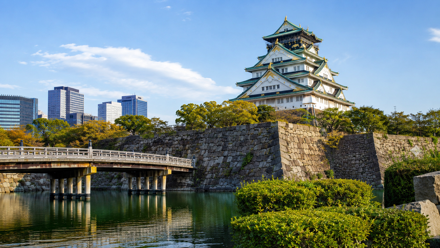What Visiting Osaka Actually Feels Like: Neon Nights, Street Food & Easygoing Japanese Energy