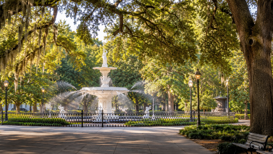 What Visiting Savannah Actually Feels Like: Oak-Lined Squares, Southern Charm & Slow Historic Streets