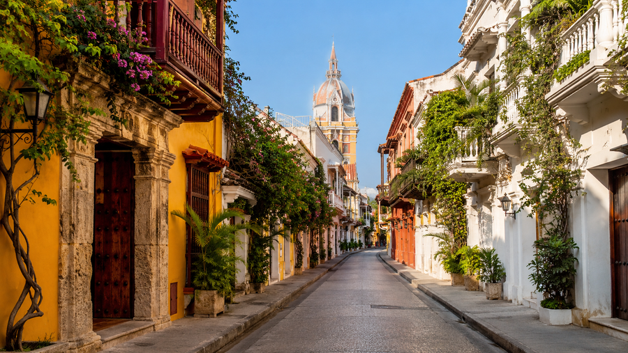 What Visiting Cartagena Actually Feels Like: Colorful Walls, Caribbean Heat & Old-City Romance